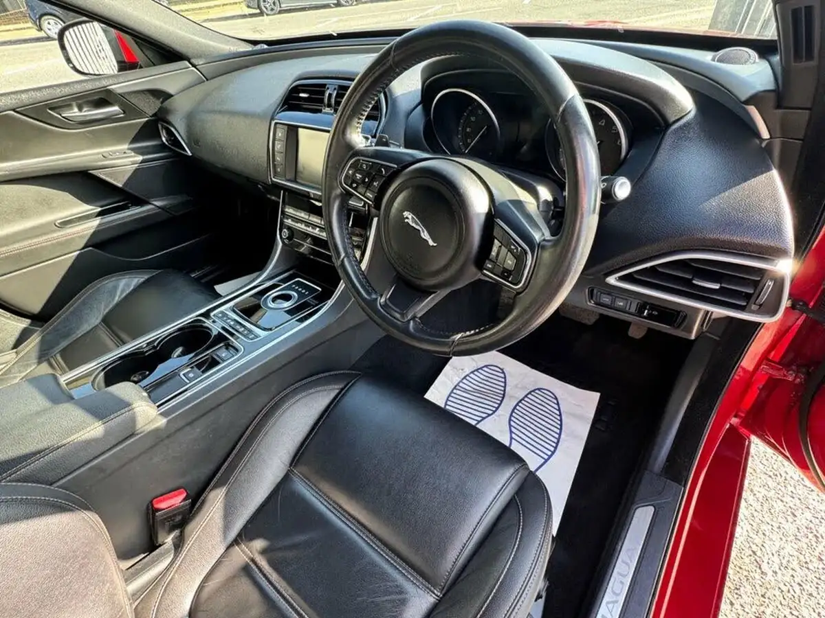 2015-jaguar-xe-20-prestige-big-5