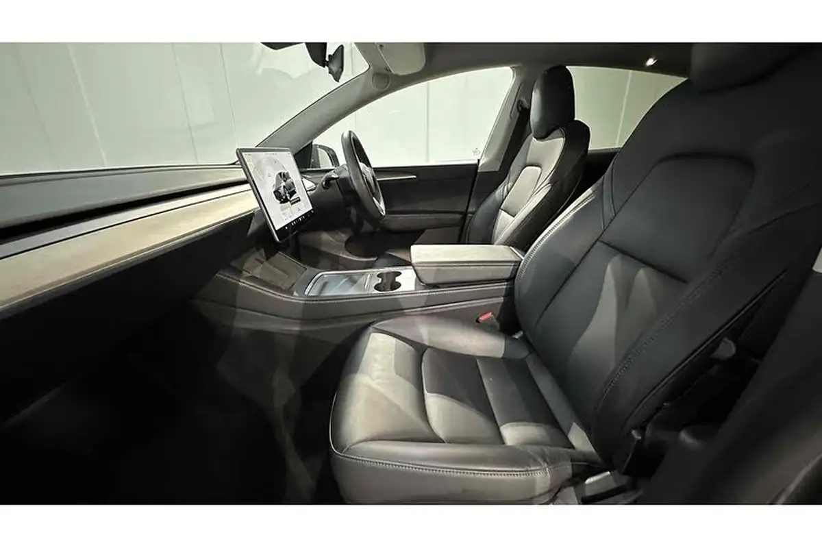 2022-tesla-model-y-e-long-range-big-15