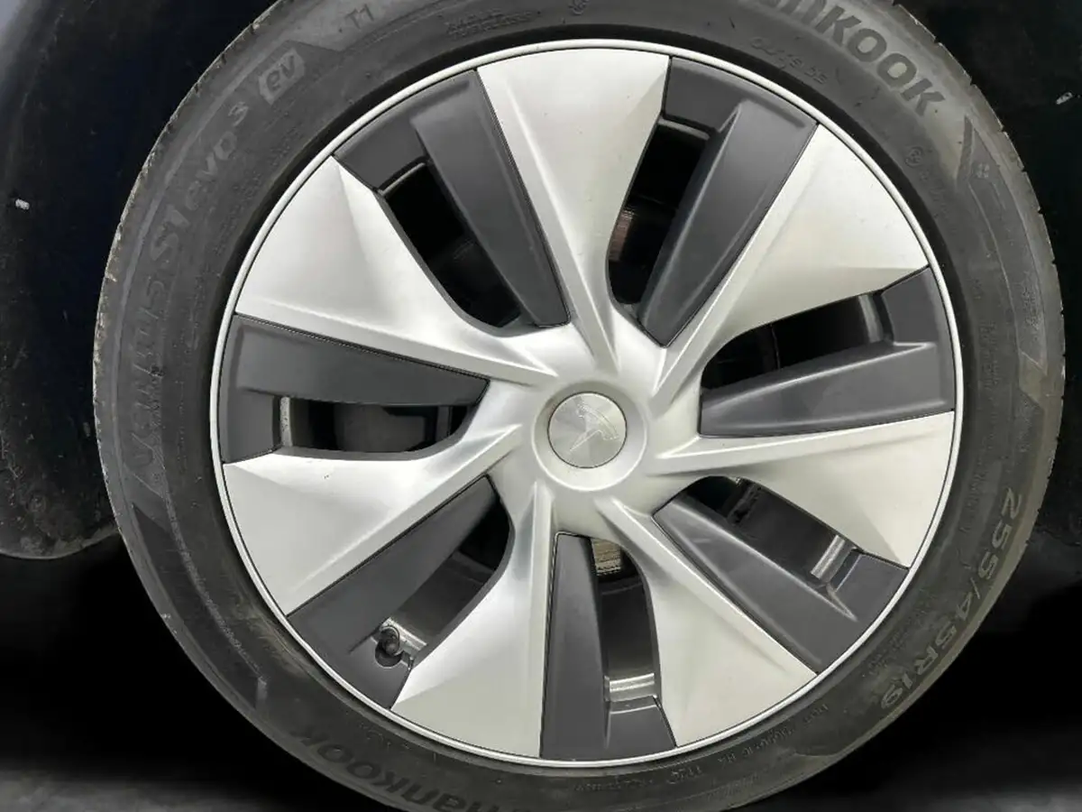 2022-tesla-model-y-e-long-range-big-14