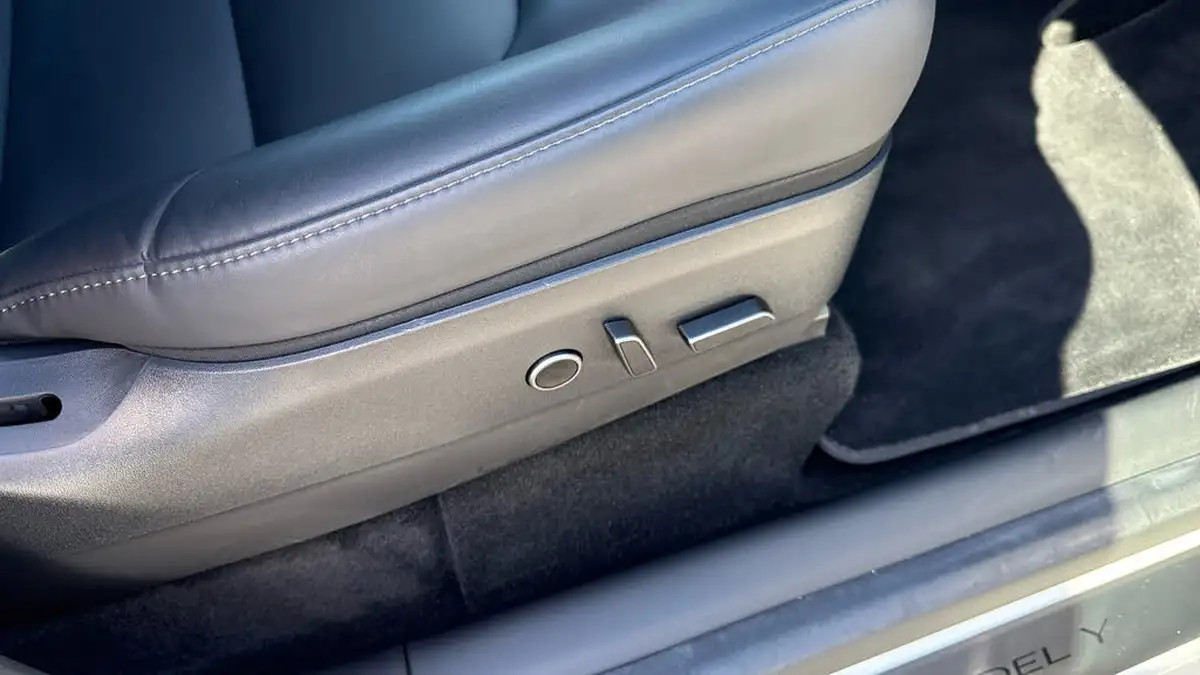 2022-tesla-model-y-e-long-range-big-26