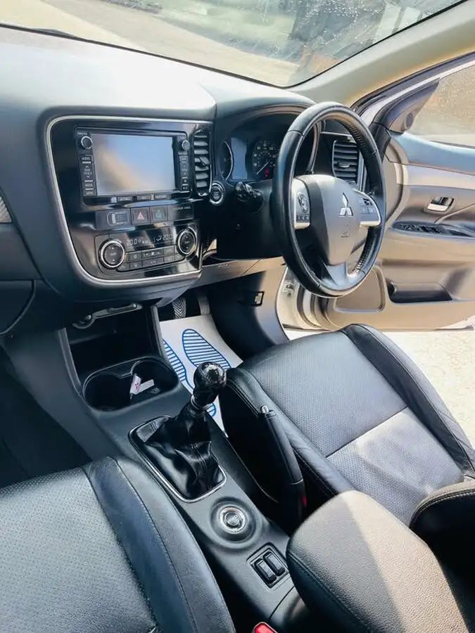 2013-mitsubishi-outlander-22di-d-gx4-big-17