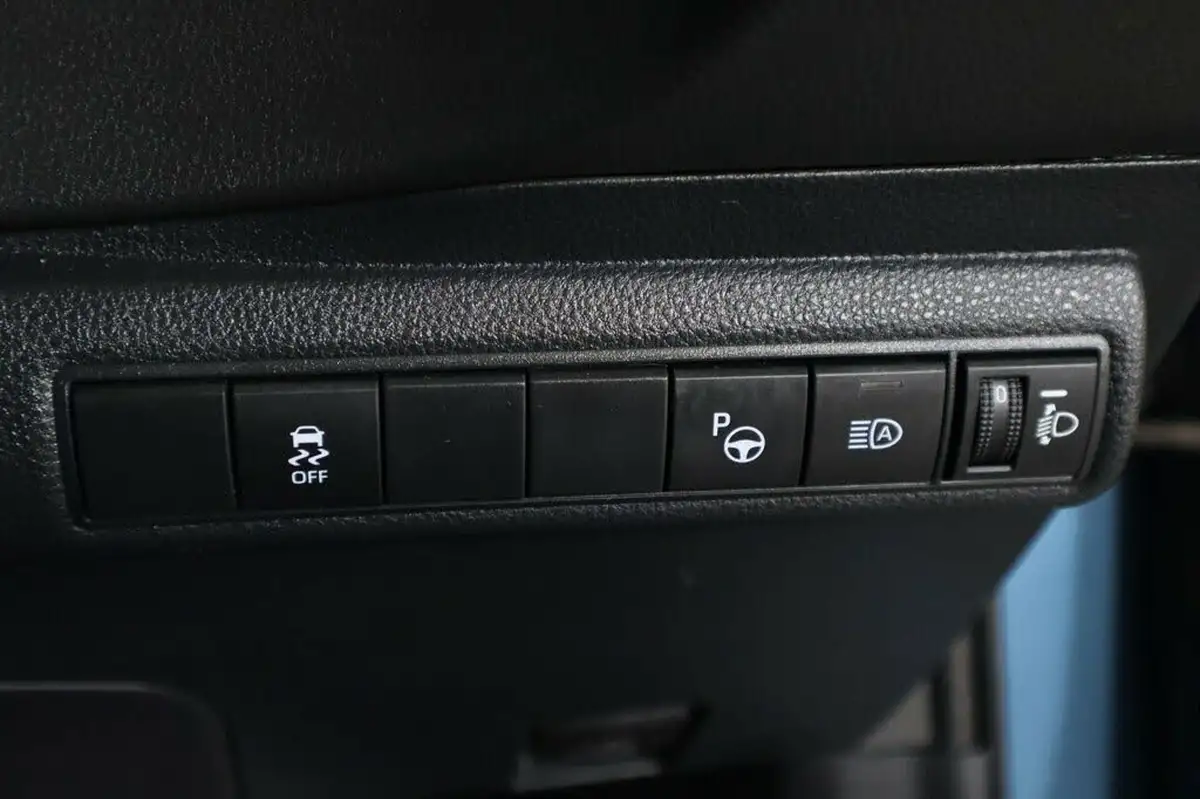 2021-toyota-corolla-18-vvt-i-icon-tech-spare-wheel-touring-sports-5d-big-24