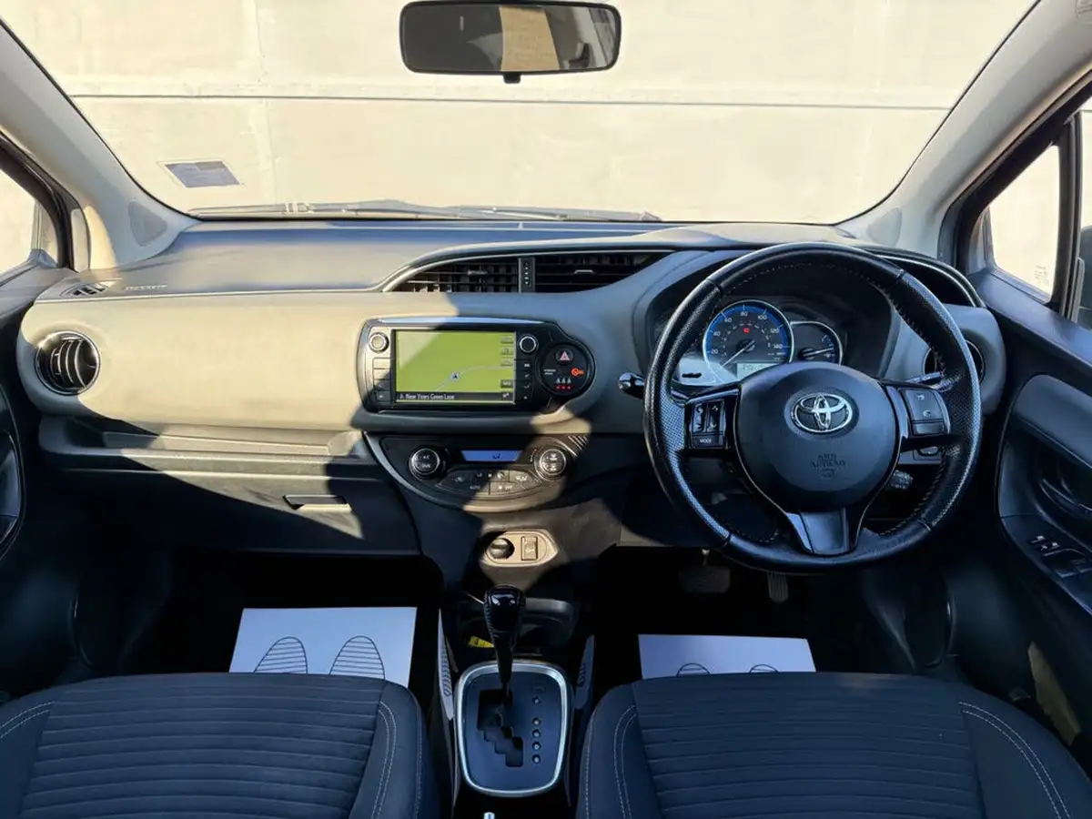 2016-toyota-yaris-15-vvt-i-design-hybrid-big-2