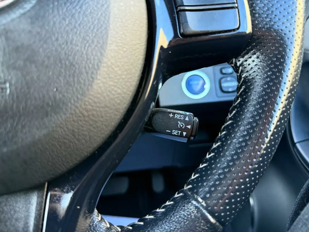 2016-toyota-yaris-15-vvt-i-design-hybrid-big-50