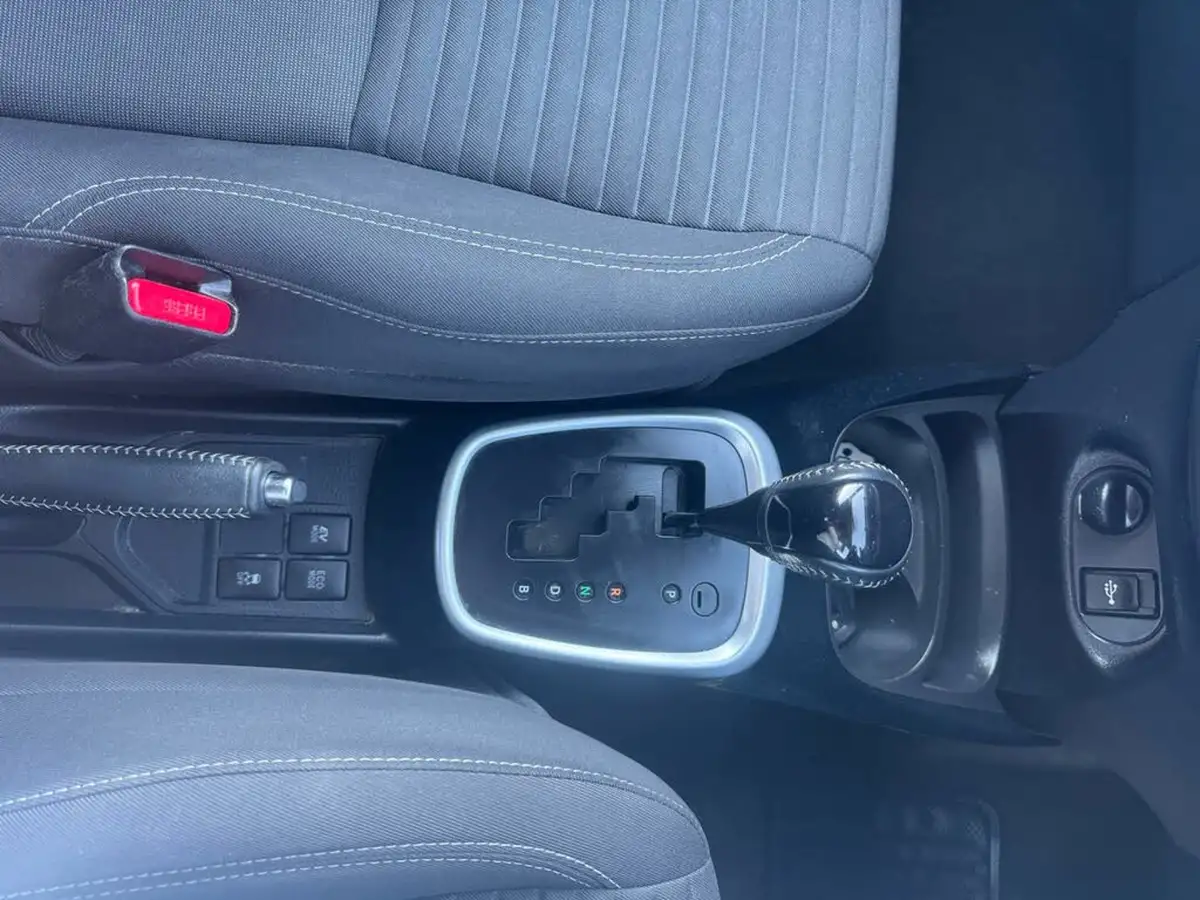 2016-toyota-yaris-15-vvt-i-design-bi-tone-hybrid-big-10