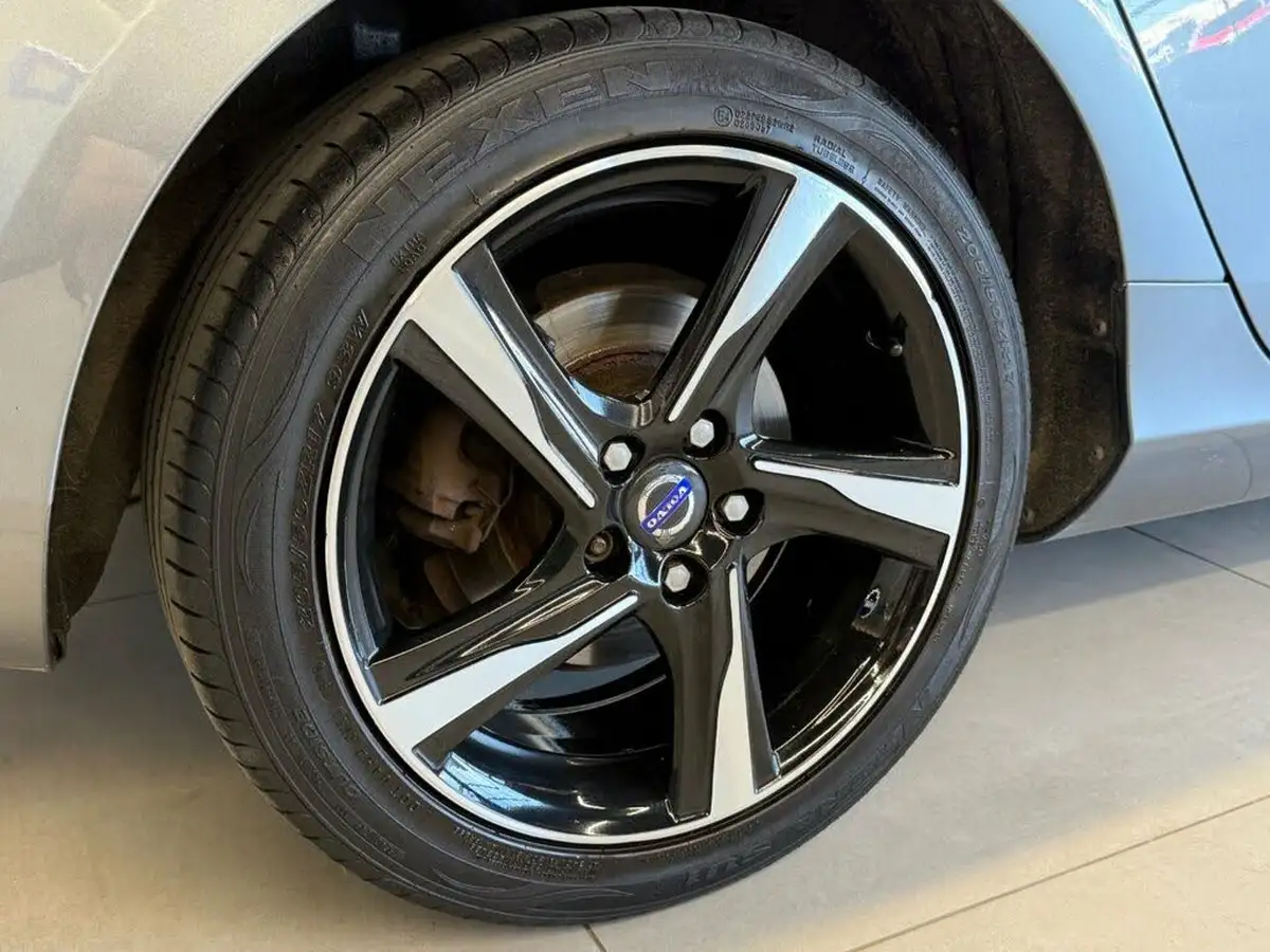 2014-volvo-v40-16td-d2-r-design-big-13