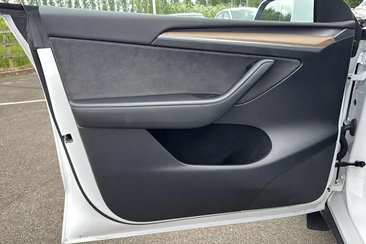 2022-tesla-model-y-e-long-range-big-33