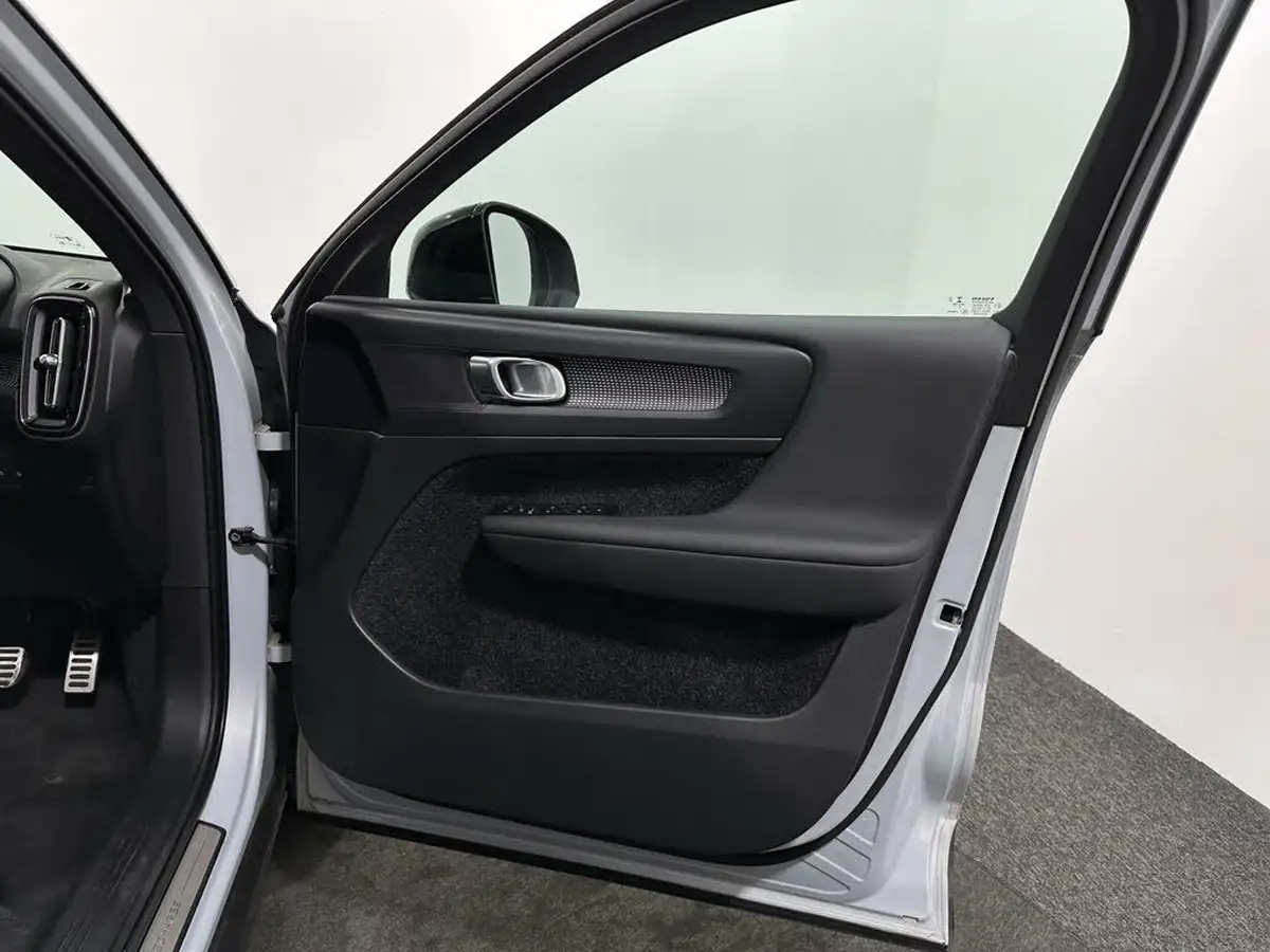 2021-volvo-xc40-15-t4-r-design-211bhp-big-27