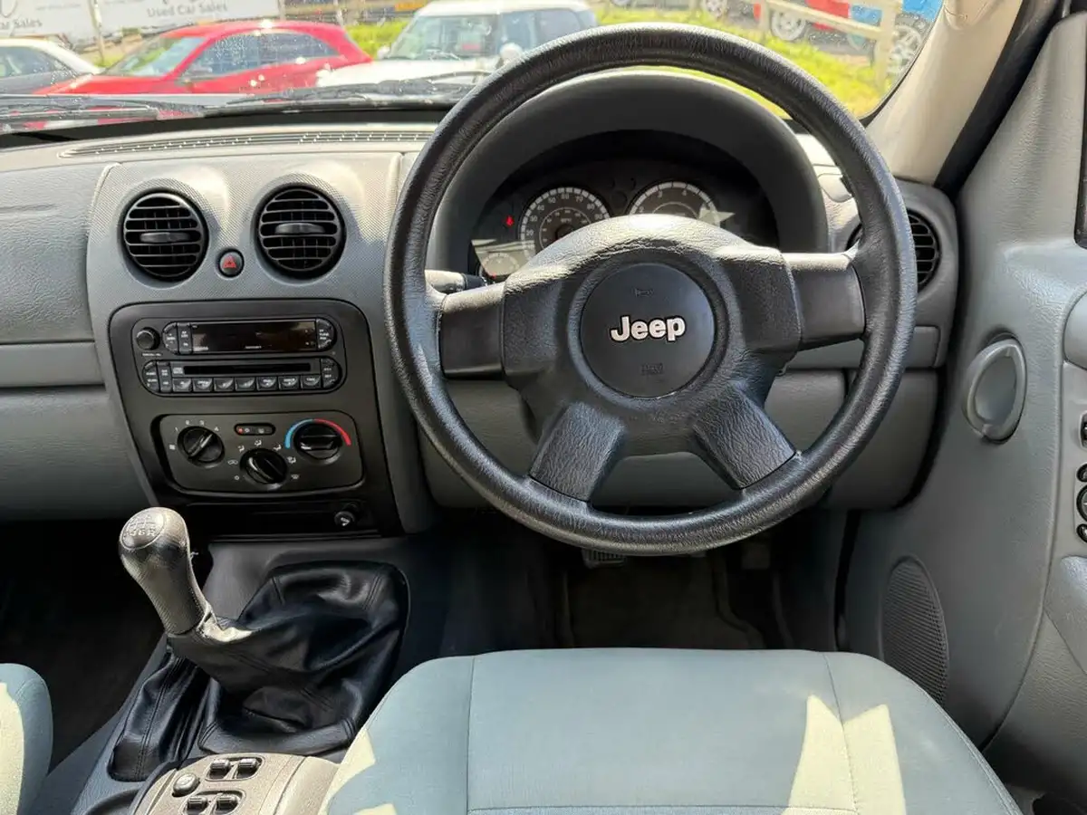 2005-jeep-cherokee-24-sport-big-37