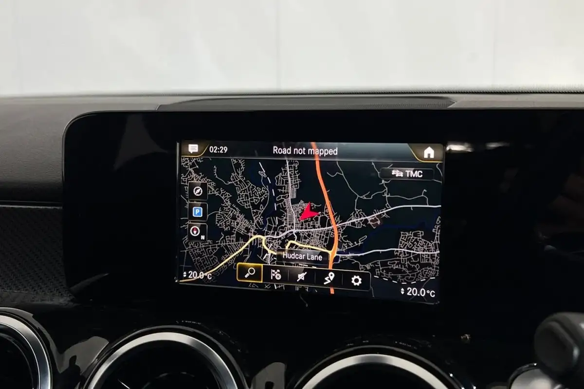 2022-mercedes-benz-glb-class-13-glb200-amg-line-7g-tronic-big-18