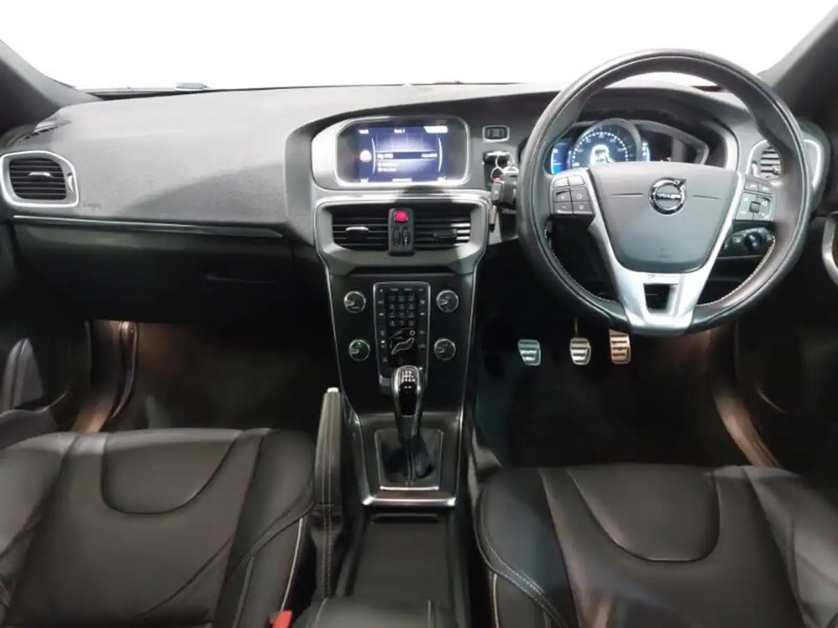 2019-volvo-v40-20-t2-r-design-edition-big-2