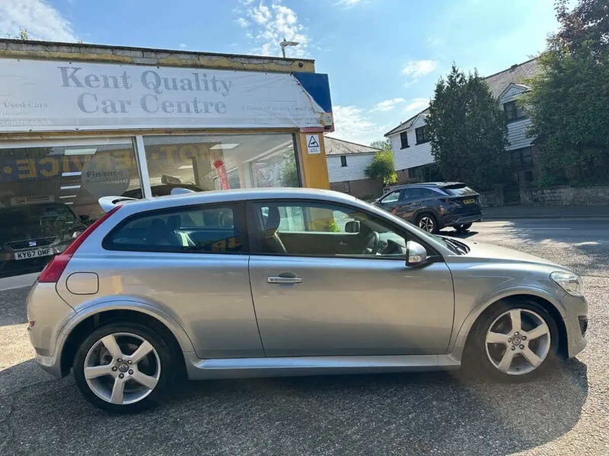 2012-volvo-c30-20-r-design-big-7