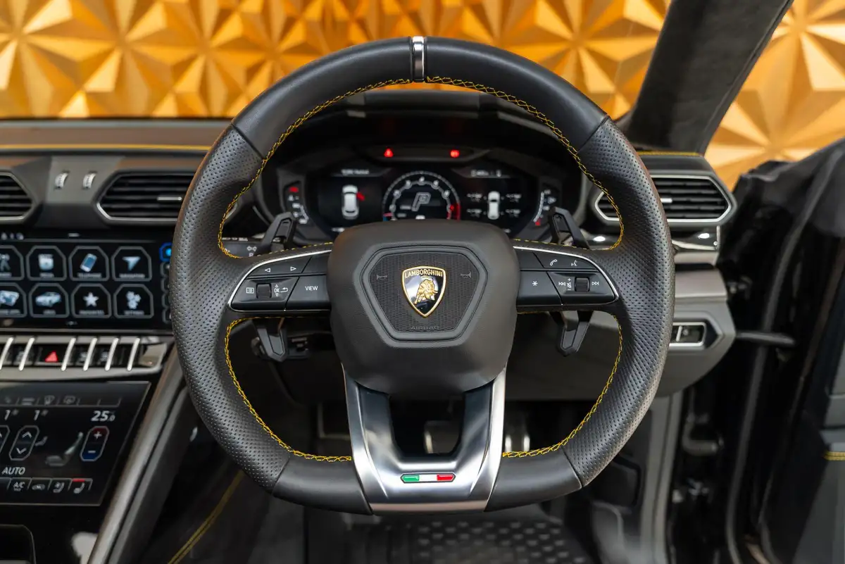 2022-lamborghini-urus-40-no-trim-big-18