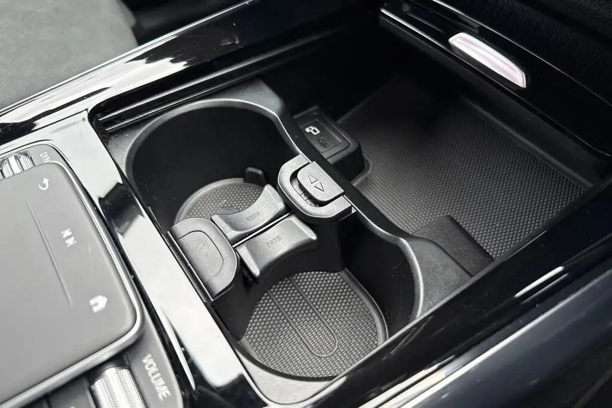 2021-mercedes-benz-gla-class-13-gla-200-amg-line-big-35