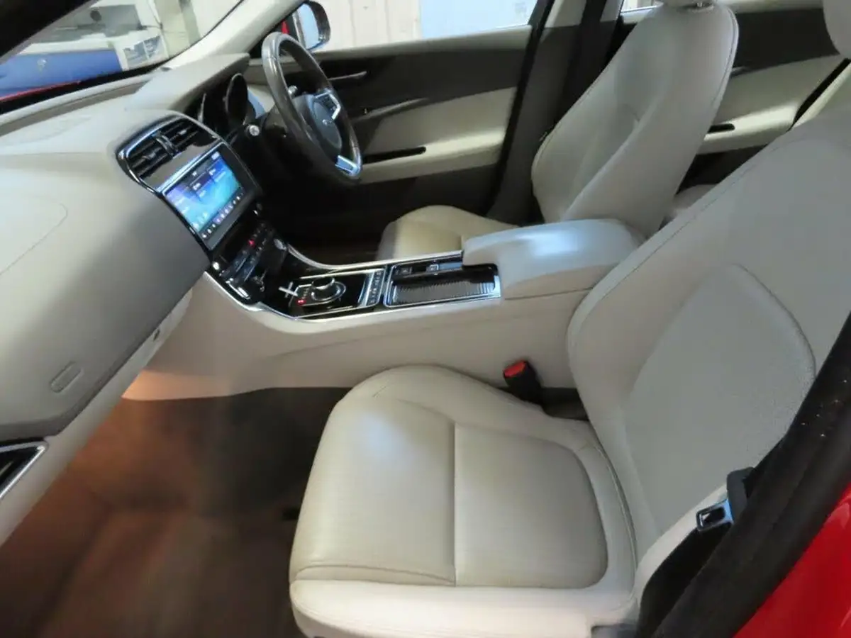 2018-jaguar-xe-20i-portfolio-300ps-awd-1997cc-big-10