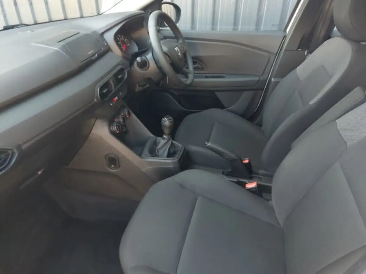 2021-dacia-sandero-10-sce-essential-big-4