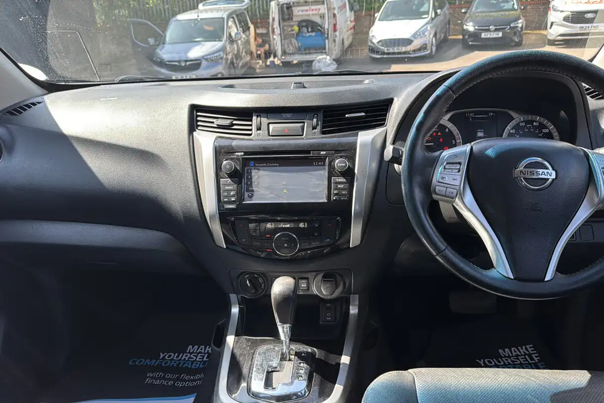 2017-nissan-navara-23dci-tekna-auto-big-7