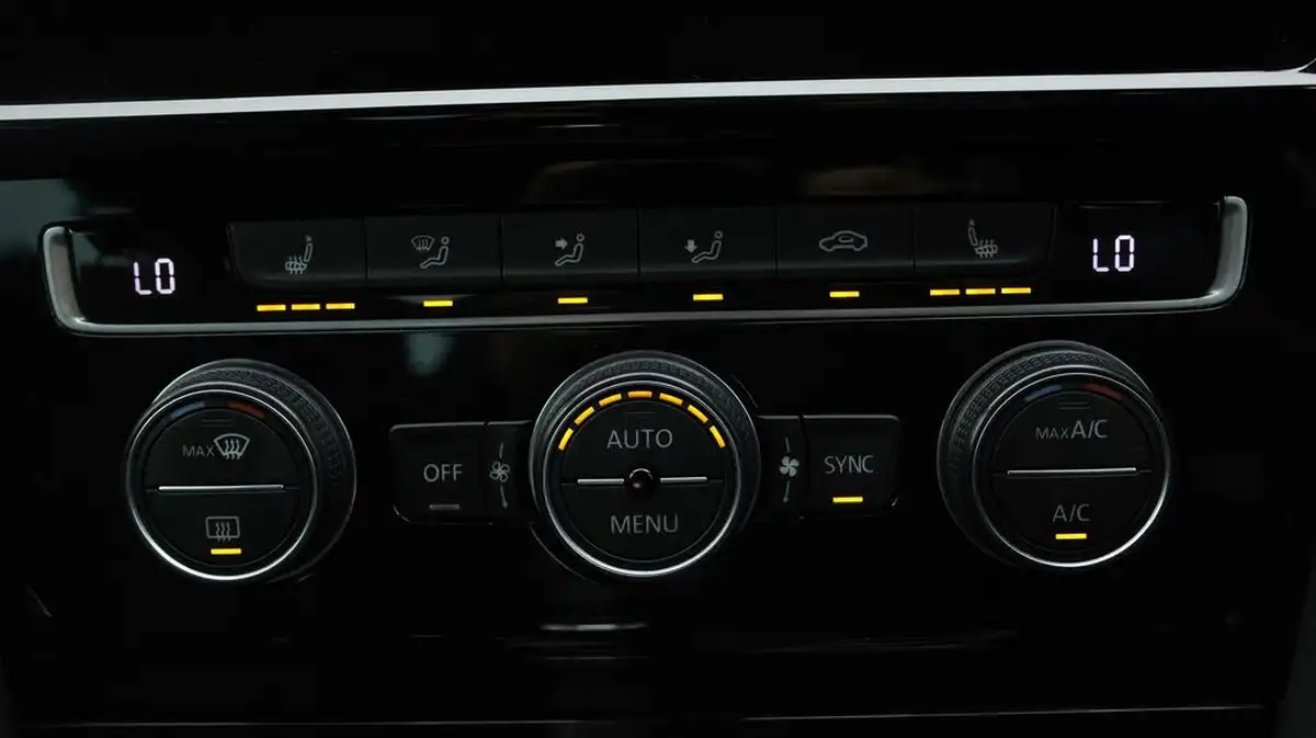 2019-volkswagen-golf-20-tsi-r-300ps-hatchback-5d-dsg-big-11
