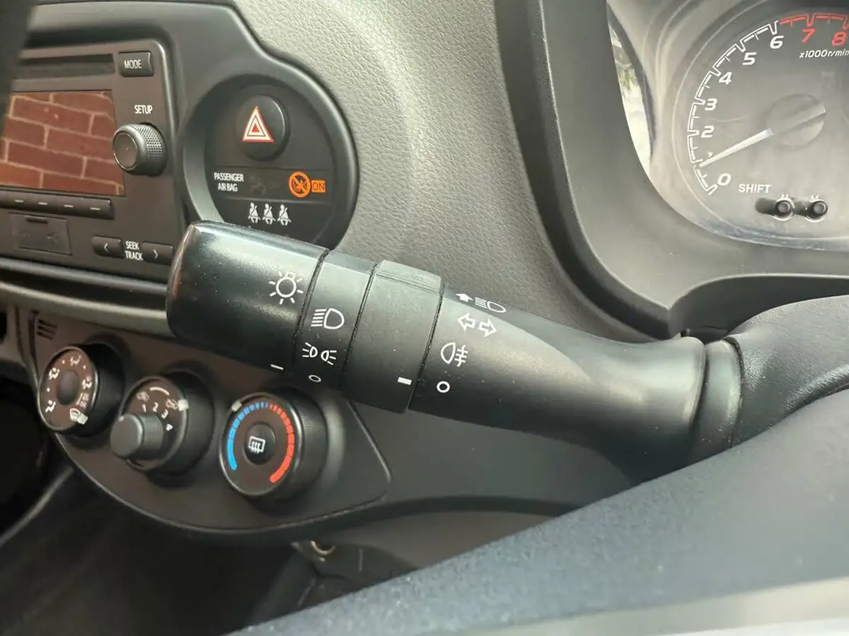 2018-toyota-yaris-10-vvt-i-active-71bhp-big-24