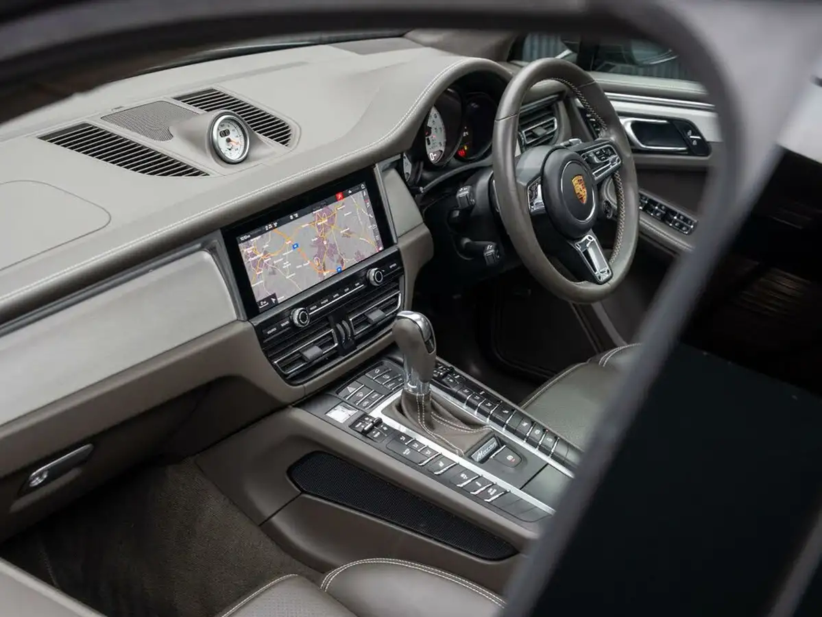 2021-porsche-macan-29-turbo-big-45