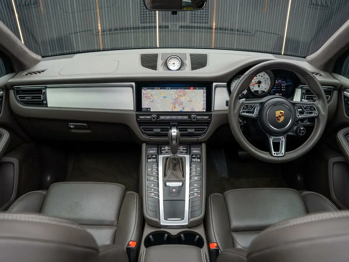 2021-porsche-macan-29-turbo-big-41