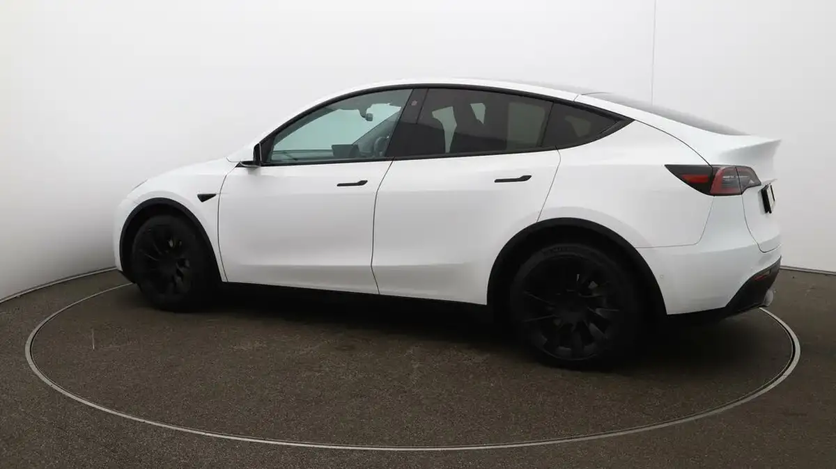 2022-tesla-model-y-e-long-range-big-38