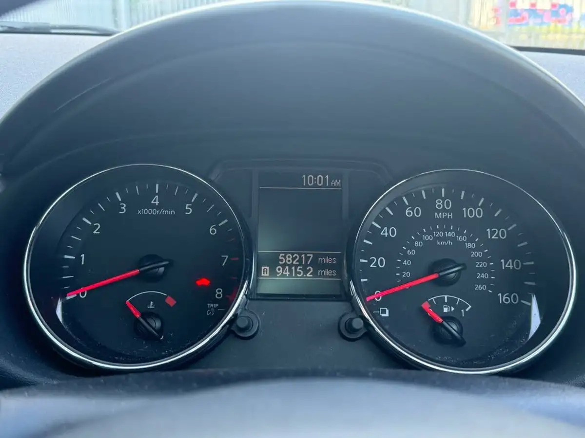 2013-nissan-qashqai-20-360-cvt-big-29