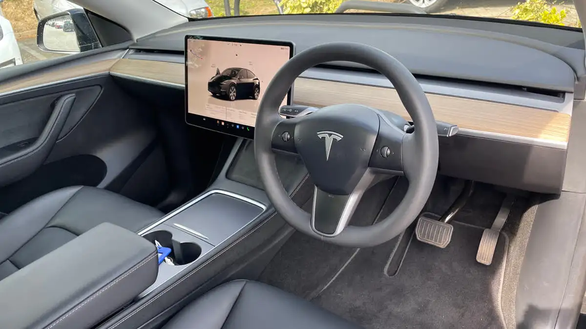 2022-tesla-model-y-e-long-range-big-8