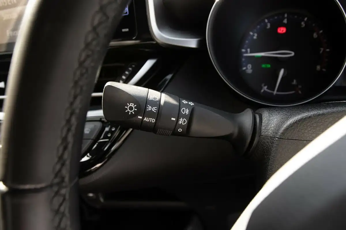 2017-toyota-c-hr-12-excel-cvt-big-16