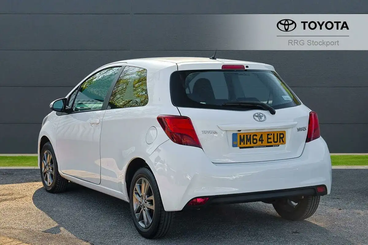 2015-toyota-yaris-133-icon-vvt-i-3d-big-3