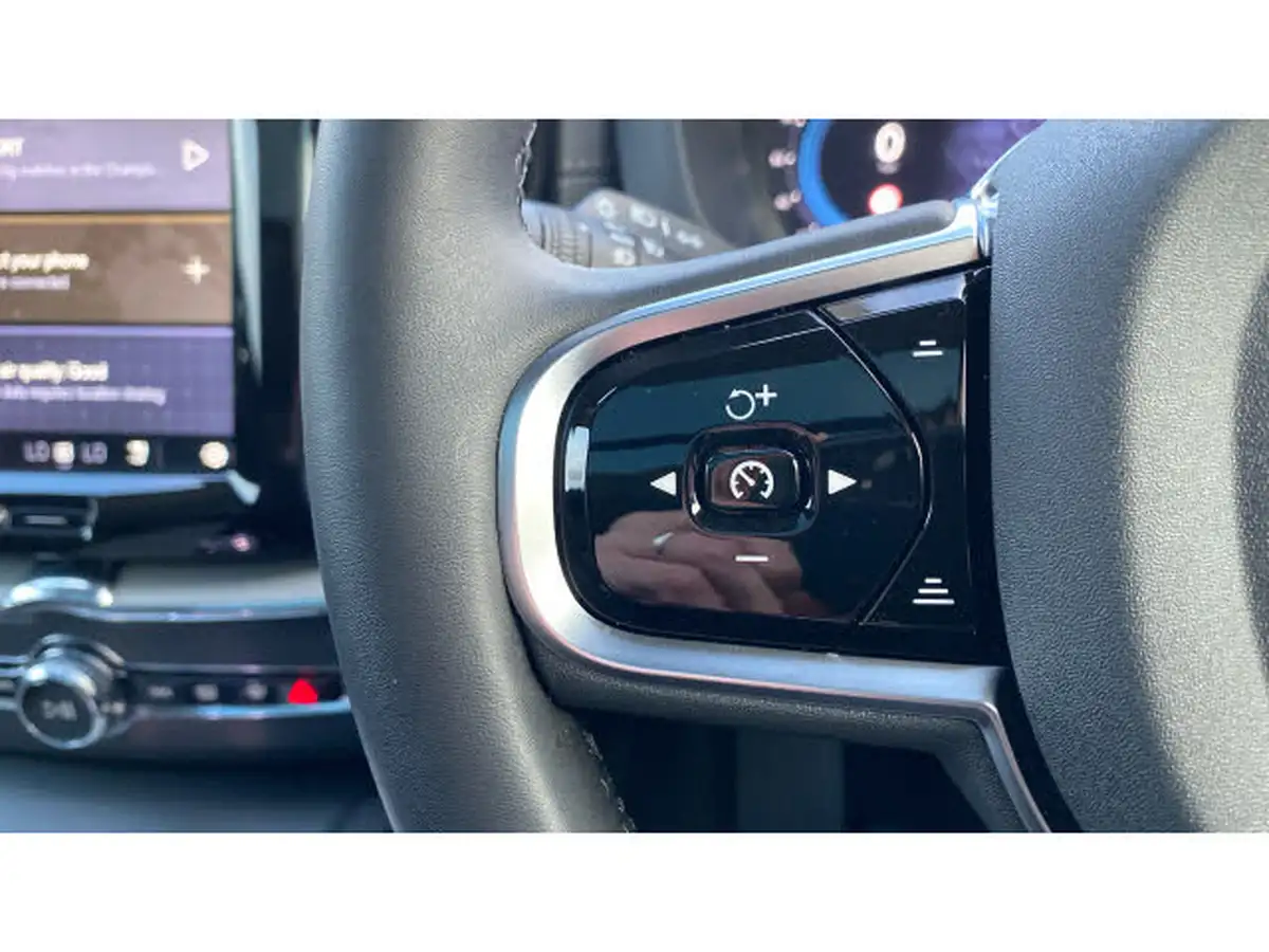 2024-volvo-xc60-20-t8-ultra-dark-big-17