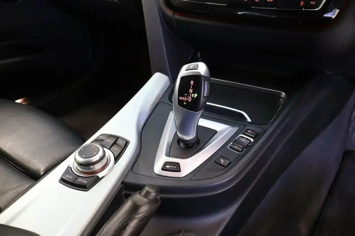 2016-bmw-3-series-20-330e-m-sport-268bhp-big-22