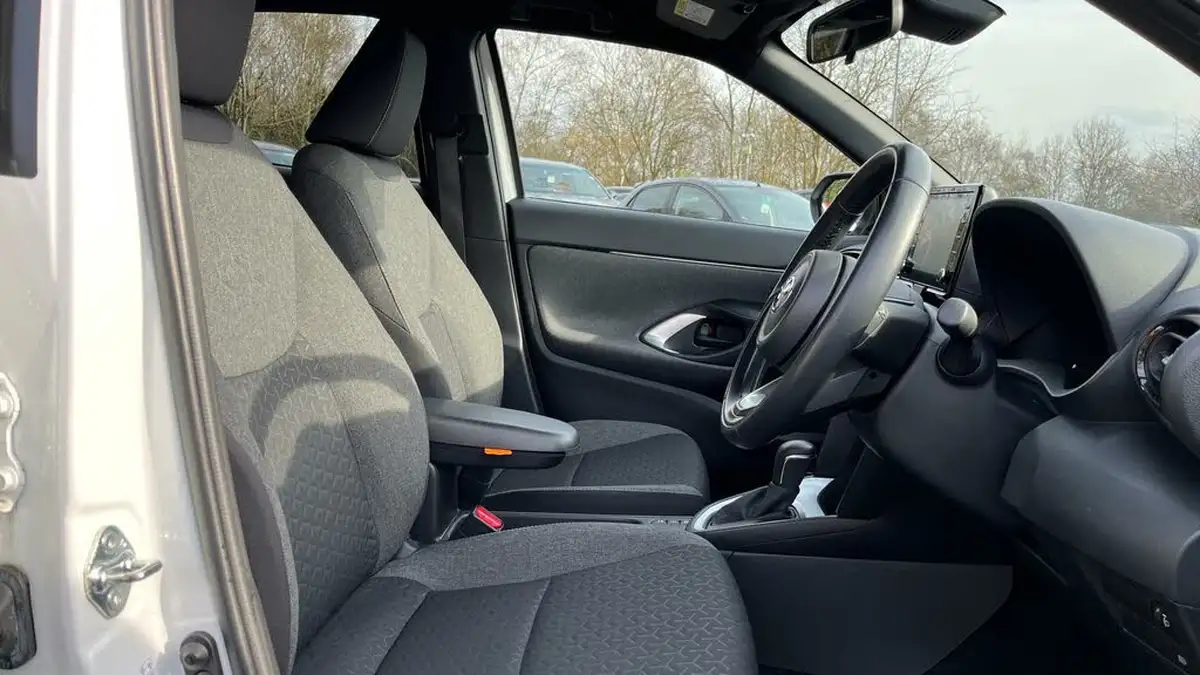 2022-toyota-yaris-15-vvt-i-design-panoramic-roof-big-10
