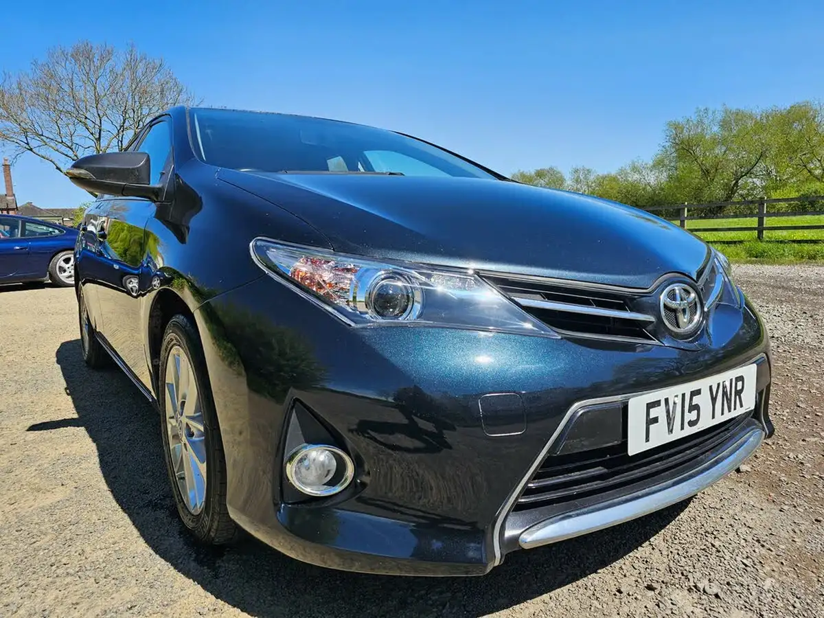 2015-toyota-auris-14td-icon-hatchback-big-9