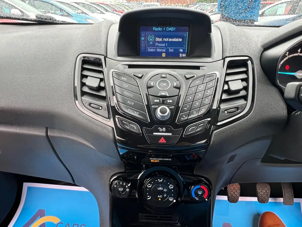 2016-ford-fiesta-125-zetec-3d-big-23