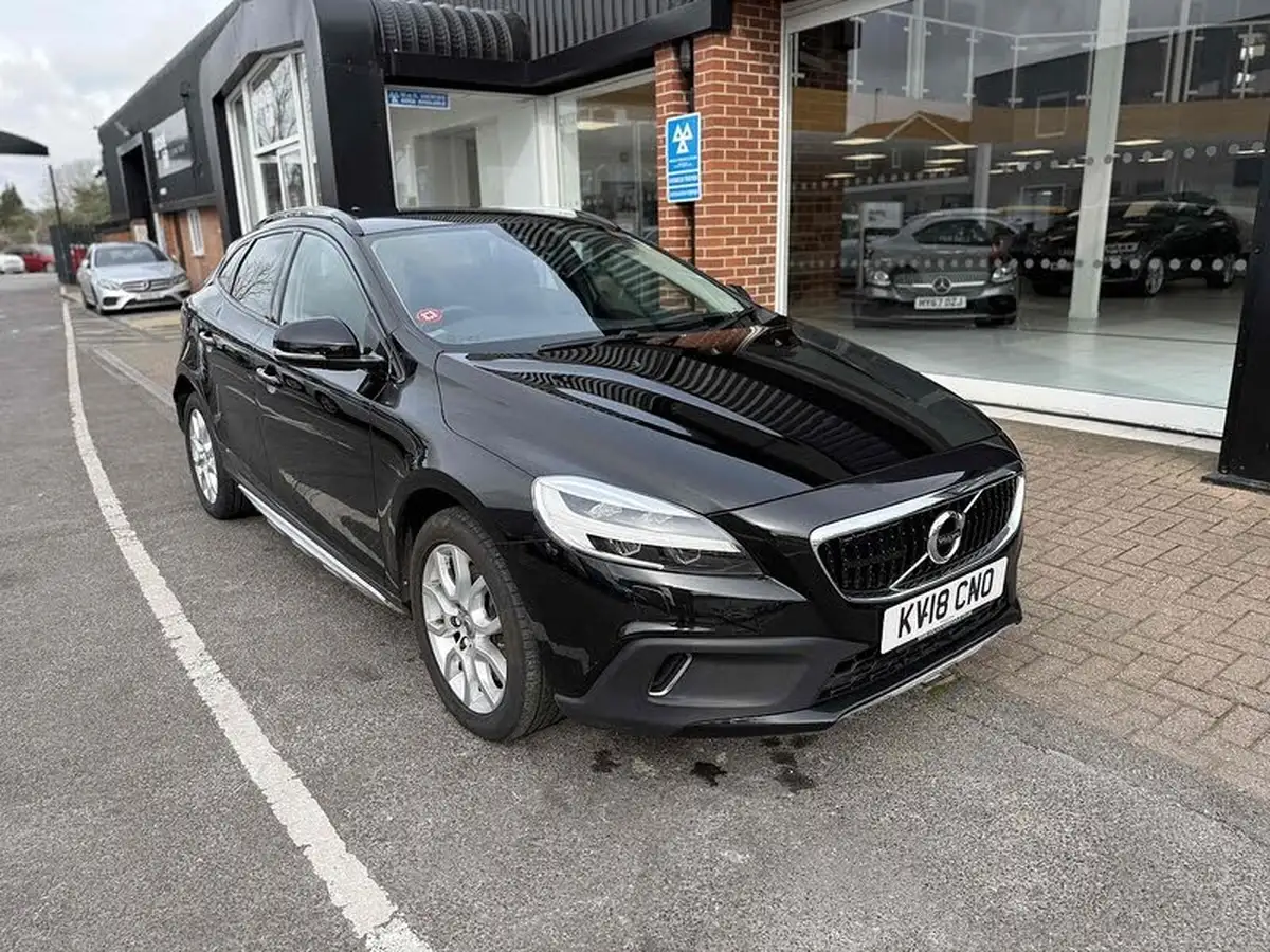 2018-volvo-v40-20td-d2-cross-country-pro-geartronic-big-0