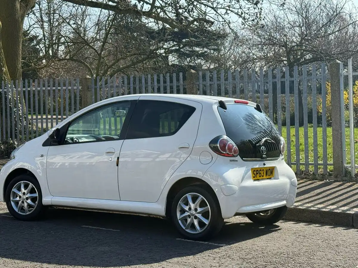 2013-toyota-aygo-10-mode-5d-big-5