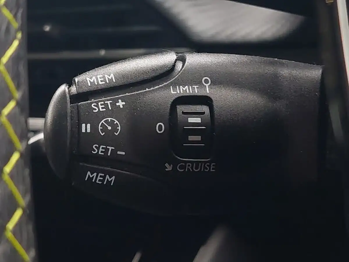 2023-peugeot-2008-suv-big-16