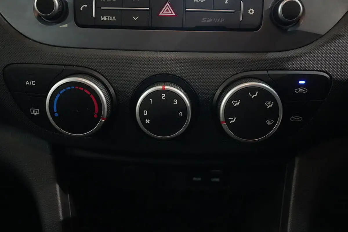 2019-hyundai-i10-10-play-big-36