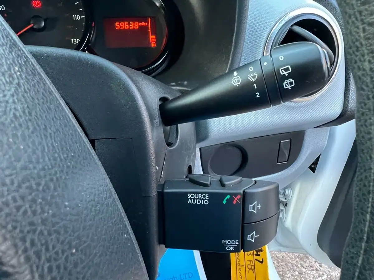 2013-dacia-sandero-12-ambiance-big-25