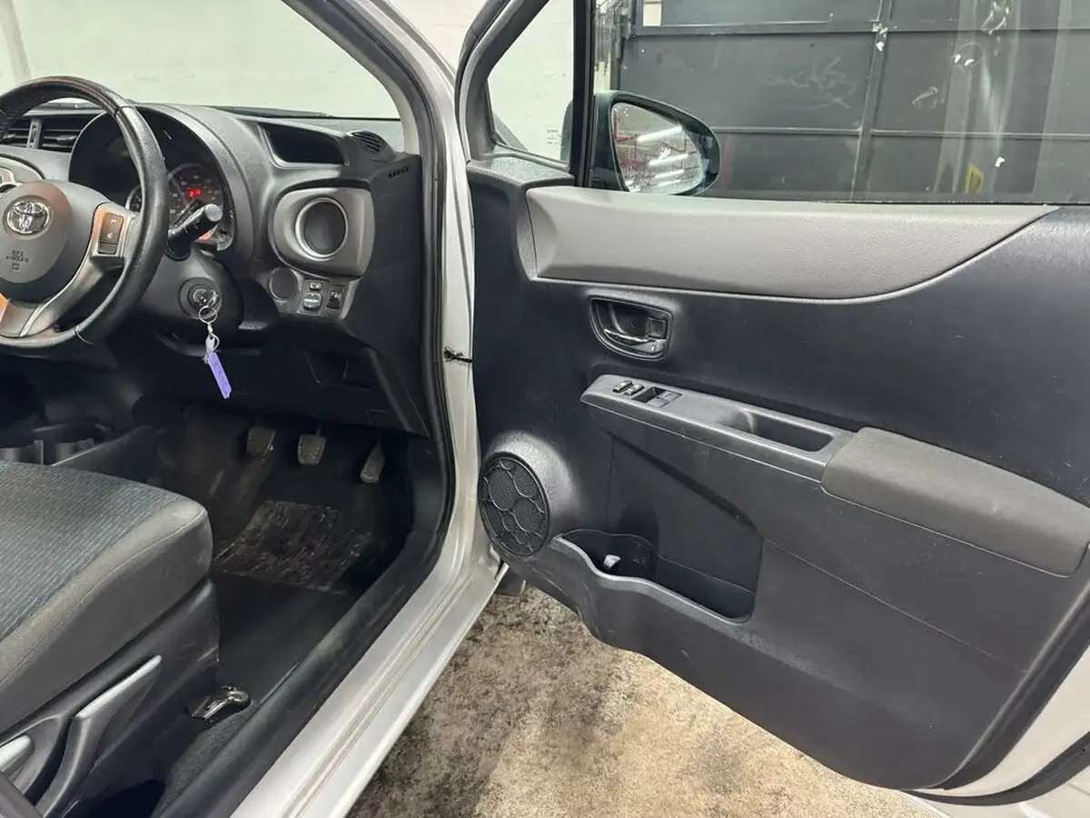 2012-toyota-yaris-133-tr-vvt-i-5d-big-10