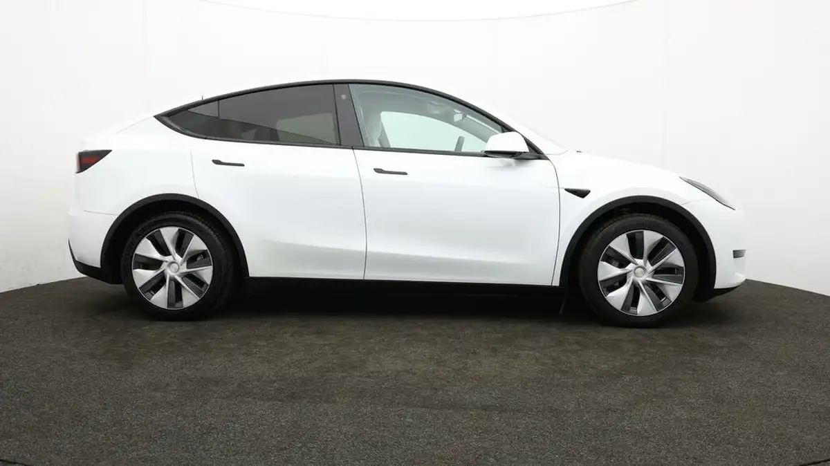 2023-tesla-model-y-e-rwd-big-33