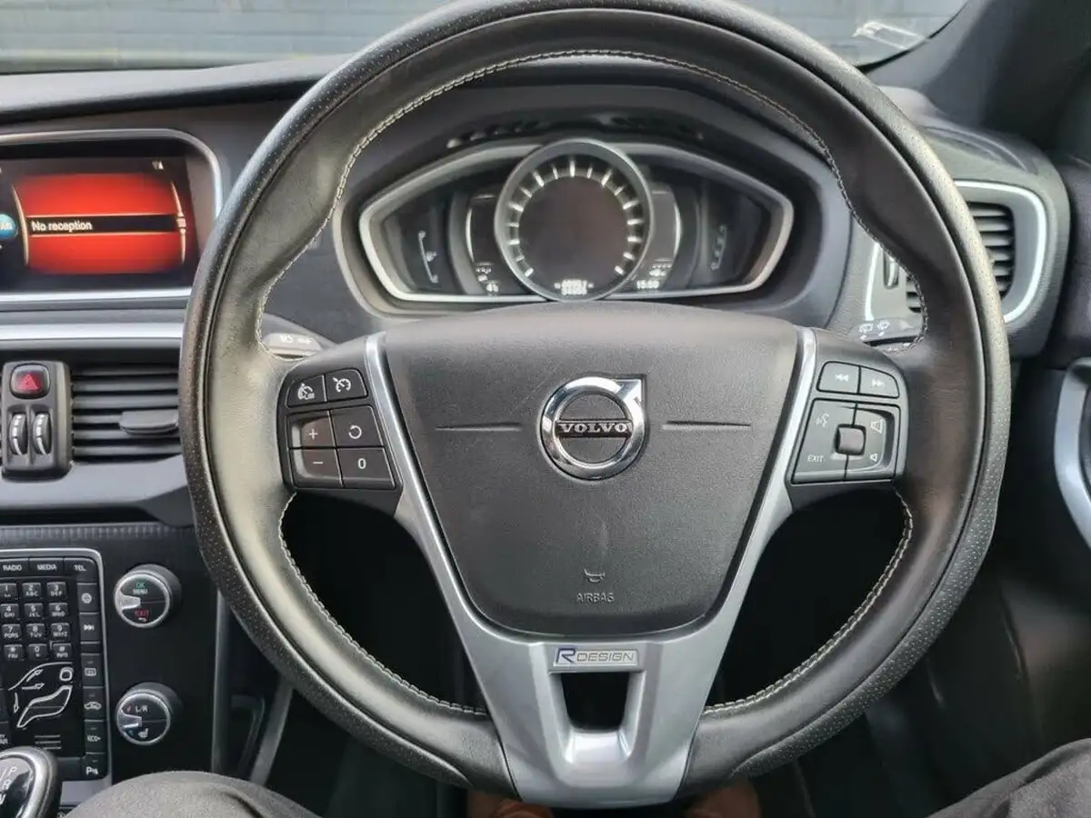2018-volvo-v40-15-t2-r-design-pro-big-17