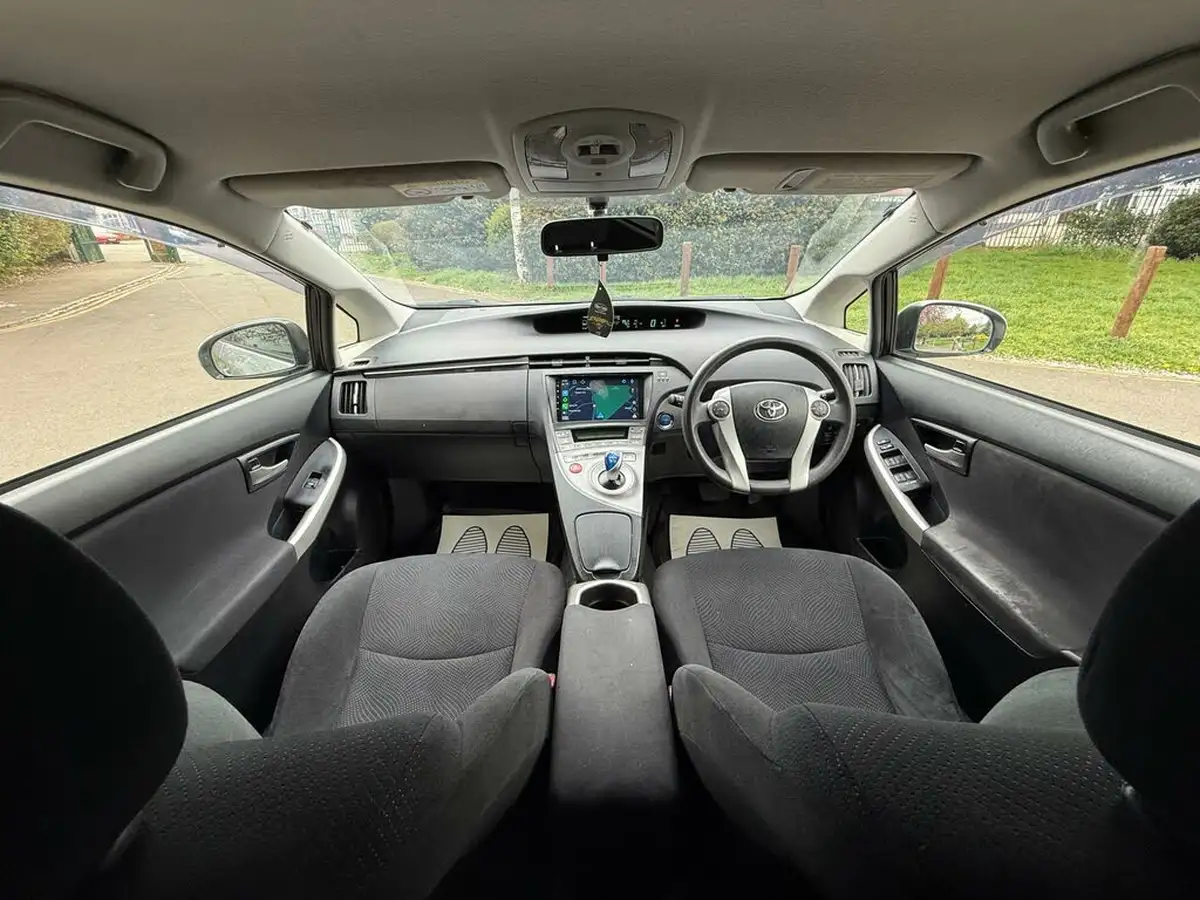 2014-toyota-prius-big-36