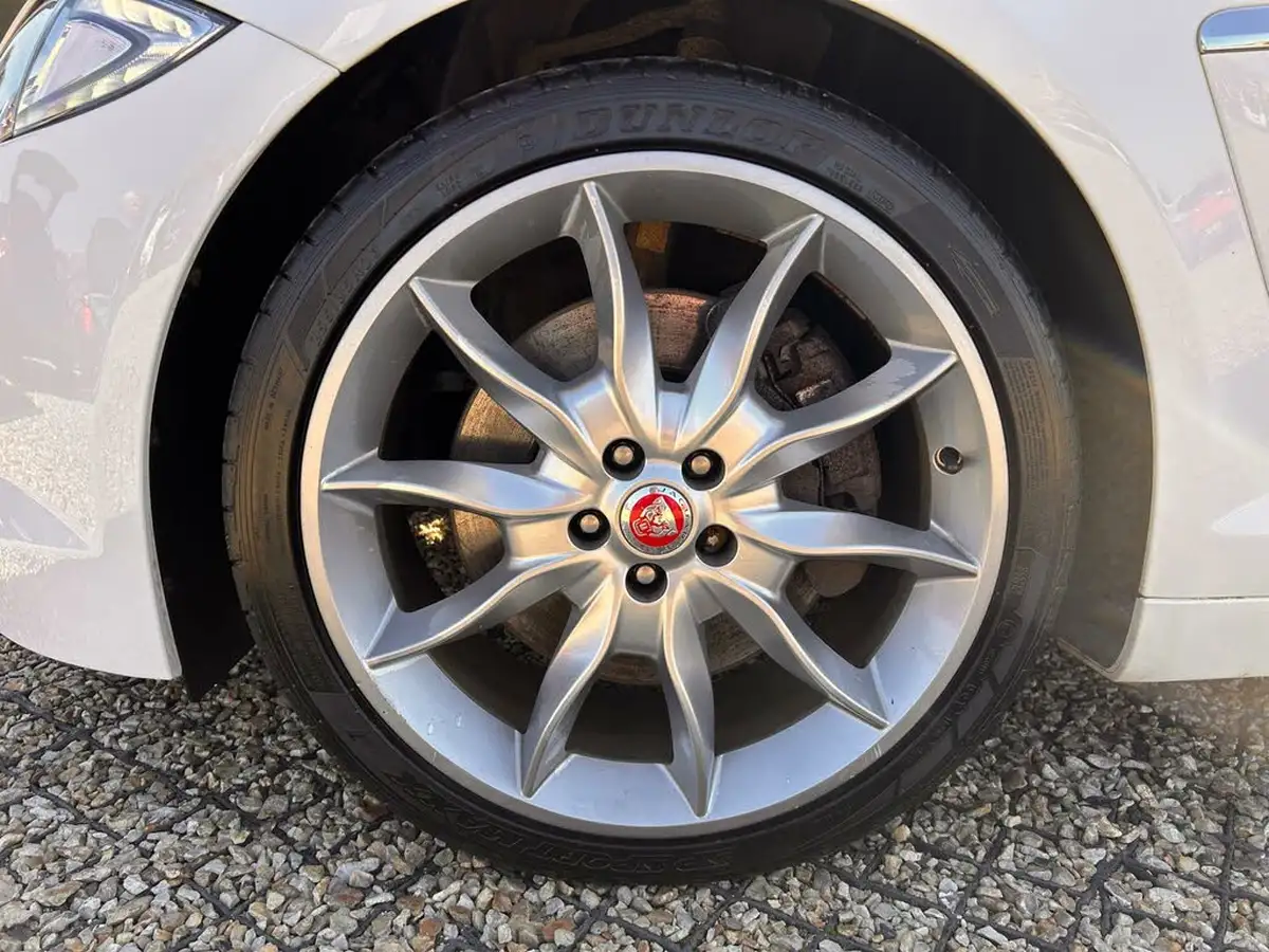 2014-jaguar-xf-30td-s-premium-luxury-sportbrake-5d-big-14