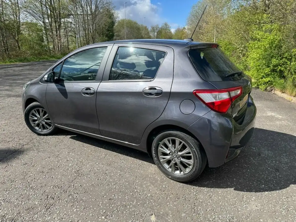 2017-toyota-yaris-15-vvt-i-icon-navi-big-9