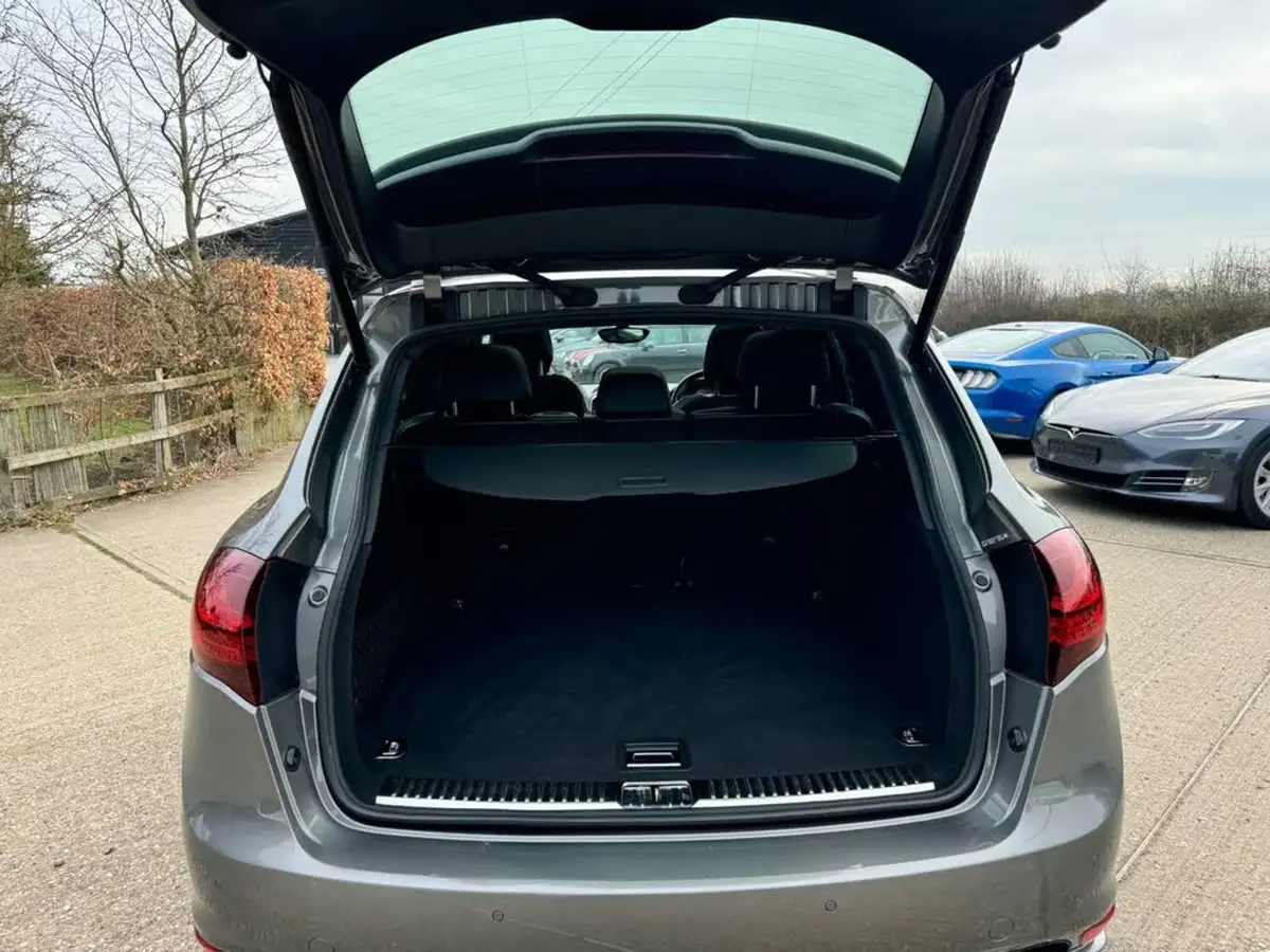 2014-porsche-cayenne-48-gts-big-11