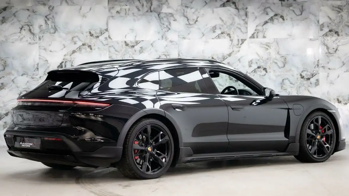 2022-porsche-taycan-e-4s-cross-turismo-big-6