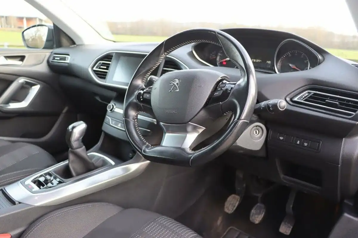 2017-peugeot-308-12-puretech-allure-110bhp-big-14