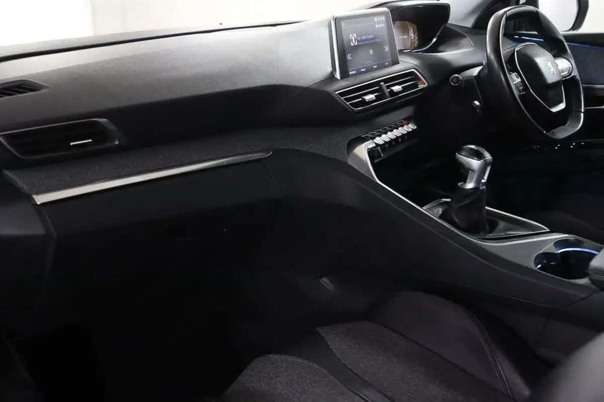 2018-peugeot-5008-suv-15-bluehdi-allure-big-29
